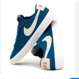 Nike Men's Blue and White Low-Top Sneakers